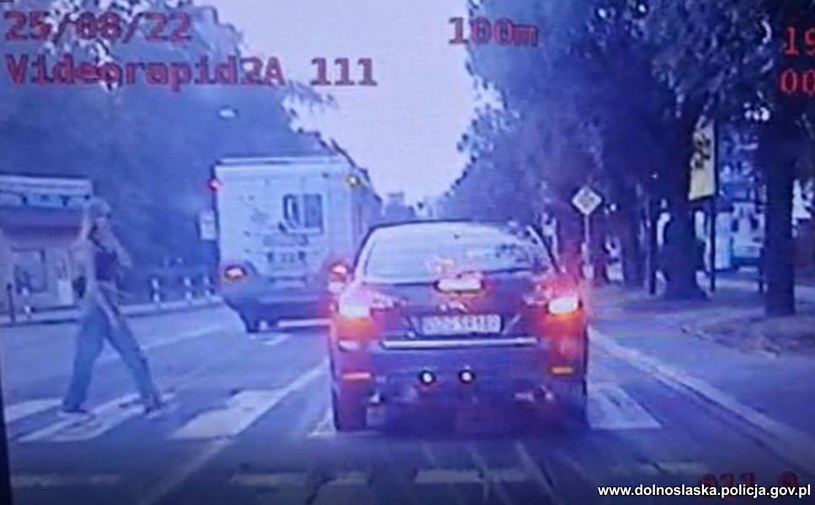 Kierowca wjechał na przejście w Zgorzelcu tuż przed przechodzącą nim kobietę /Policja
