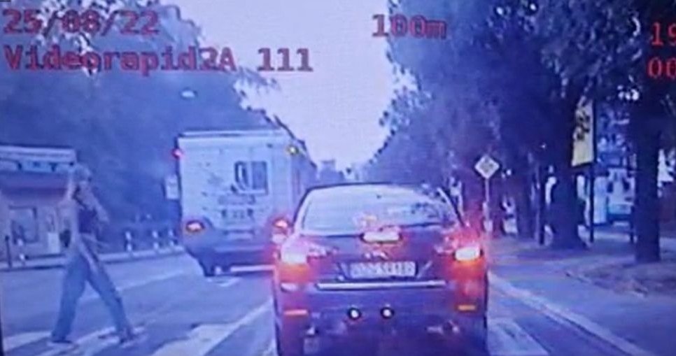 Kierowca wjechał na przejście w Zgorzelcu tuż przed przechodzącą nim kobietę /Policja