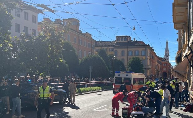 Kierowca wjechał w ludzi w Modenie. Nowe informacje o stanie zdrowia Polki
