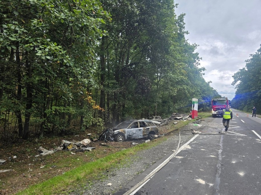 Kierowca wjechał w przystanek, samochód się zapalił /KPP w Oleśnicy /