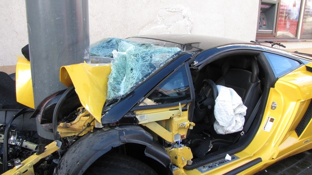 Kierowca wypadł z trasy i rozbił luksusowe auto /Kuba Kaługa /RMF FM