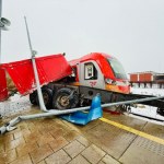 Kierowca wyskoczył z kabiny. Ciężarówka zderzyła się z pociągiem