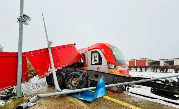 Kierowca wyskoczył z kabiny. Ciężarówka zderzyła się z pociągiem