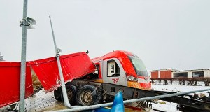 Kierowca wyskoczył z kabiny. Ciężarówka zderzyła się z pociągiem