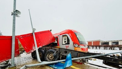 Kierowca wyskoczył z kabiny. Ciężarówka zderzyła się z pociągiem