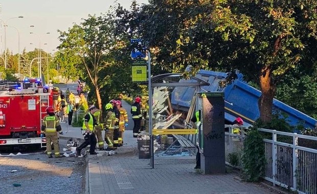 Kierowca wywrotki taranuje auta i autobus miejski. Zobacz nagranie