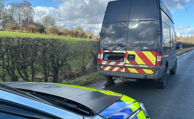 Kierowca zadzwonił na policję: Piłem, nie wiem co robię