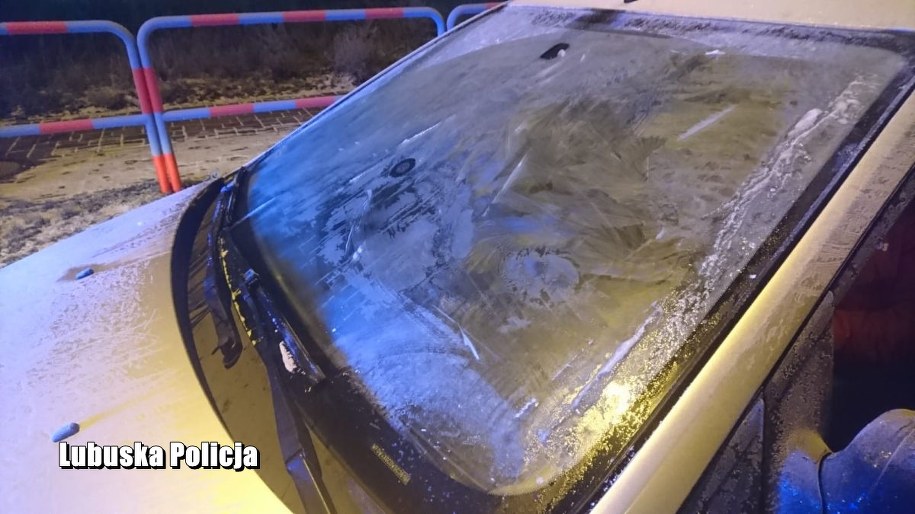 Kierowca zamiast odśnieżyć pojazd, otworzył szybę boczną i jechał z głową wystawioną przez okno /Policja