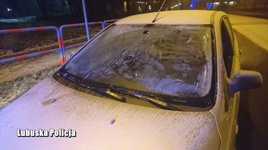 Kierowca zamiast odśnieżyć pojazd, otworzył szybę boczną i jechał z głową wystawioną przez okno /Policja