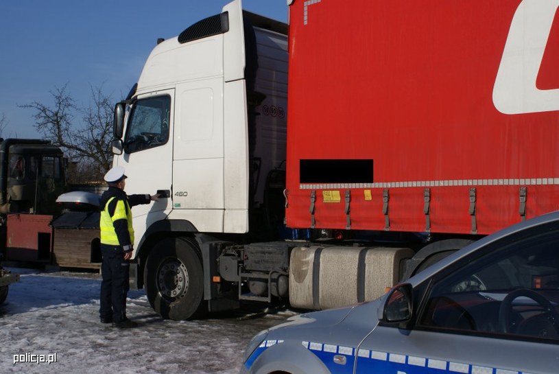 Kierowca zasnął, na szczęście wjechał w bariery, a nie inne auto /Informacja prasowa