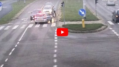 Kierowca zatrzymał się na światłach i… zasnął 