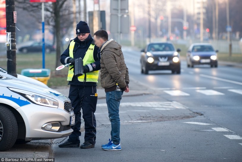 Kierowca zawsze ma prawo do odmowy przyjęcia mandatu. Wówczas sprawa trafia do sądu /Bartosz Krupa /East News