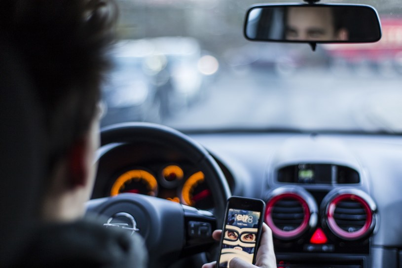 Kierowca ze smartfonem w ręce - coraz częstszy widok na drogach /Reporters /Reporter