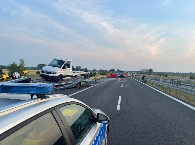 Kierowca zepsutego osobowego Mercedesa został przygnieciony do barierek i doznał obrażeń nóg /Policja