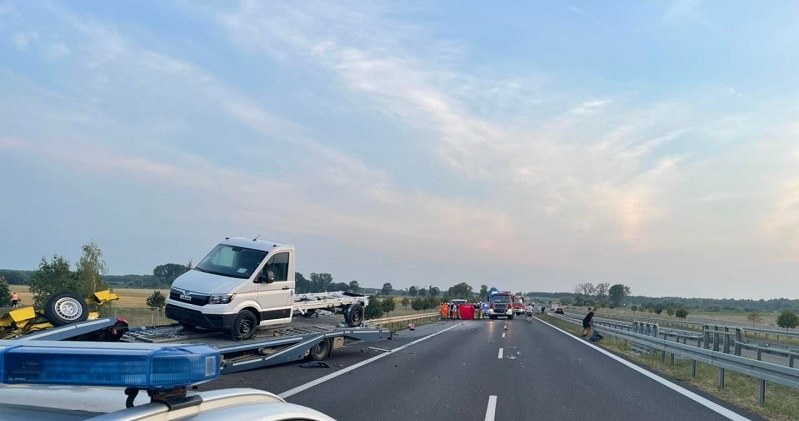 Kierowca zepsutego osobowego Mercedesa został przygnieciony do barierek i doznał obrażeń nóg /Policja