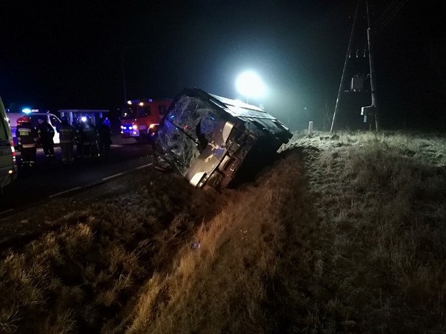 Kierowca zginął na miejscu, gdy urwane koło ciężarówki uderzyło w szybę autobusu / KPP w Poddębicach /