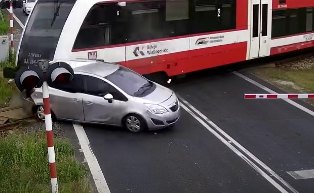 Kierowca zignorował rogatki, pociąg staranował samochód. Wstrząsające nagranie 