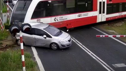 Kierowca zignorował rogatki, pociąg staranował samochód. Wstrząsające nagranie 