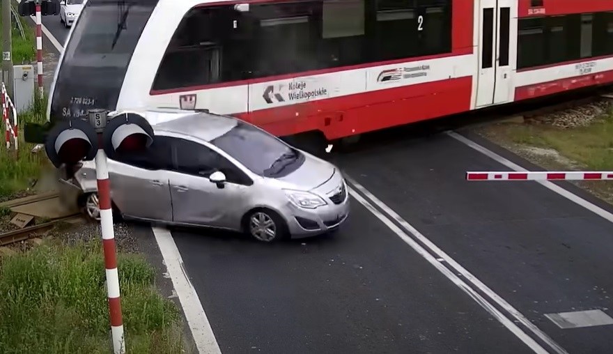 Kierowca zignorował sygnały, pociąg staranował samochód. Wstrząsające nagranie /PKP PLK /