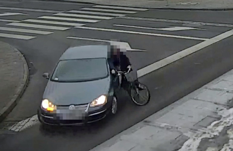 Kierowca zignorował znak Stop i nie zauważył rowerzystki /Policja
