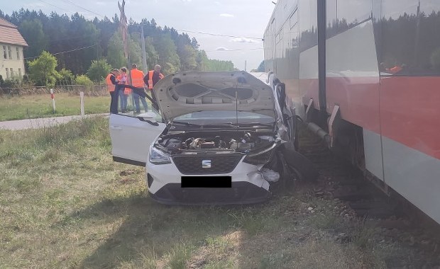 ​Kierowca zignorował znak "stop". Pociągi opóźnione