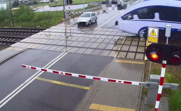 Kierowca znów wjechał za opuszczone rogatki. O krok od tragedii!