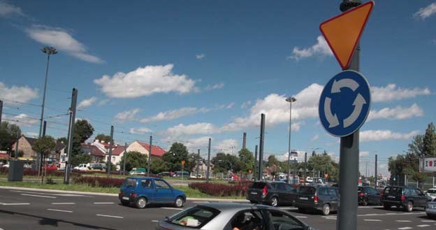 Kierowca zobowiązany jest do włączenia kierunkowskazu zjeżdżając z ronda /INTERIA.PL