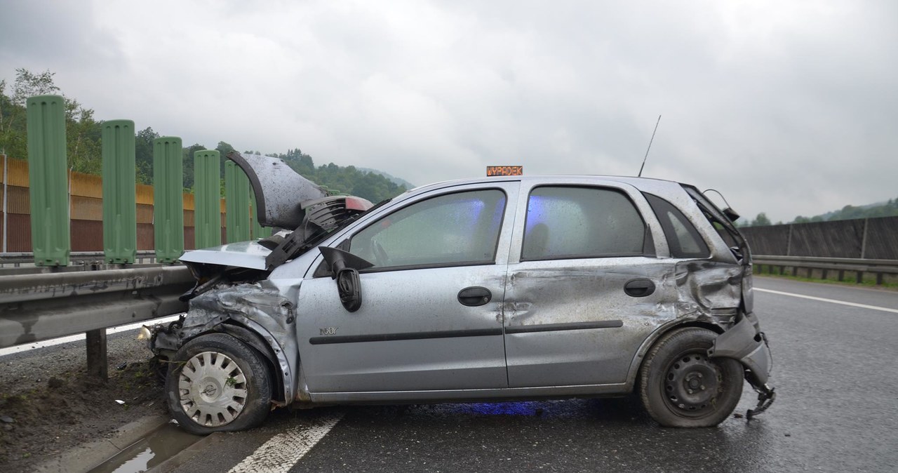 Kierowca został niegroźnie ranny /Policja