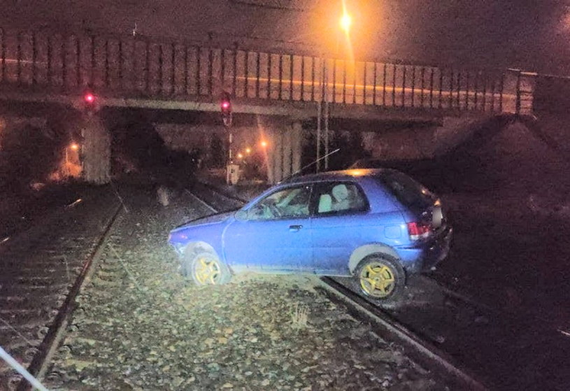 Kierowca został zatrzymany, gdy jego auto zawiesiło się na torach /Policja