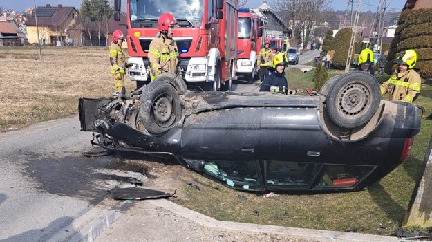 Kierowca zostawił pasażerów w przewróconym samochodzie /Podkarpacka Policja /Policja