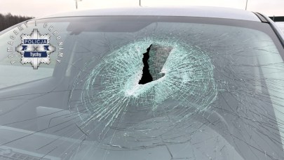 Kierowca zraniony odpryskiem asfaltu