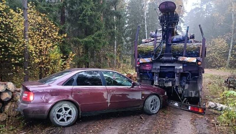 Kierowcę Audi zdradziły puszki porozrzucane wokół samochodu. Ucieczka przed policją zakończyła się kolizją /Policja