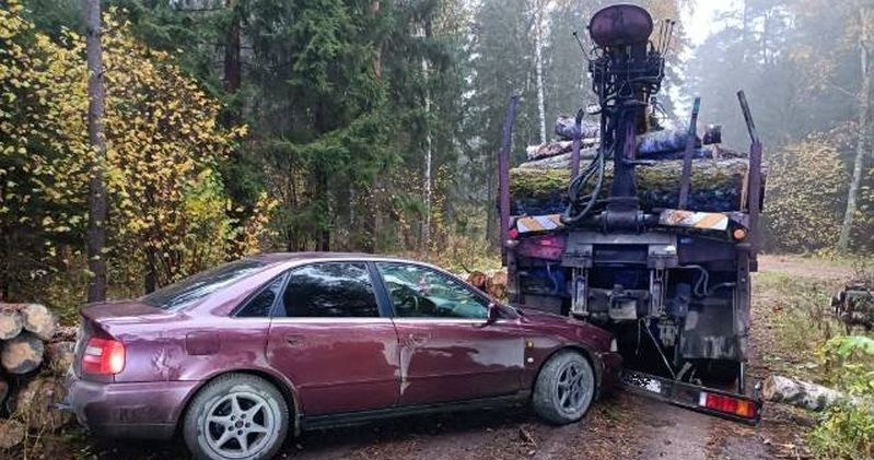 Kierowcę Audi zdradziły puszki porozrzucane wokół samochodu. Ucieczka przed policją zakończyła się kolizją /Policja