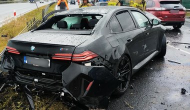 Kierowcę BMW M5 poniosło. Auto za 700 tys. doszczętnie zniszczone 