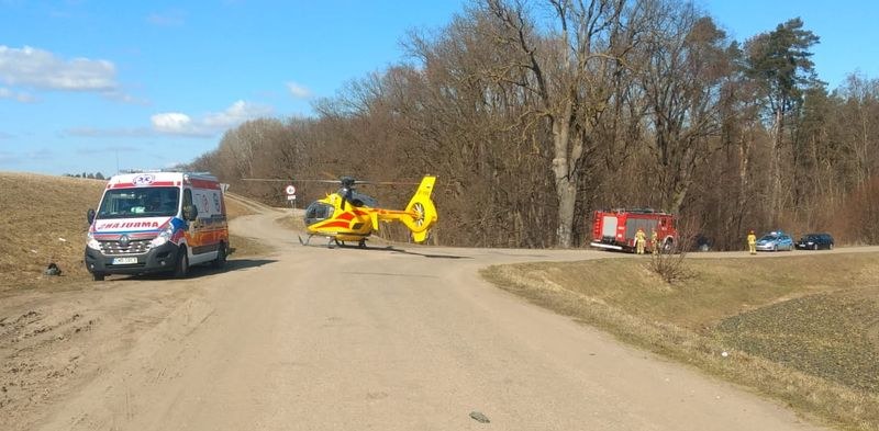 Kierowcę śmigłowcem przetransportowano do szpitala /Policja