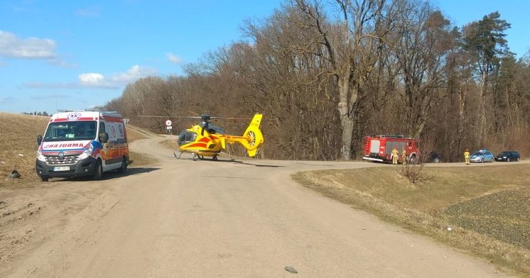 Kierowcę śmigłowcem przetransportowano do szpitala /Policja