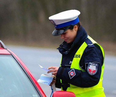 Kierowco, proszę wysiąść. Muszę przetestować pańskie auto - mówi policjant