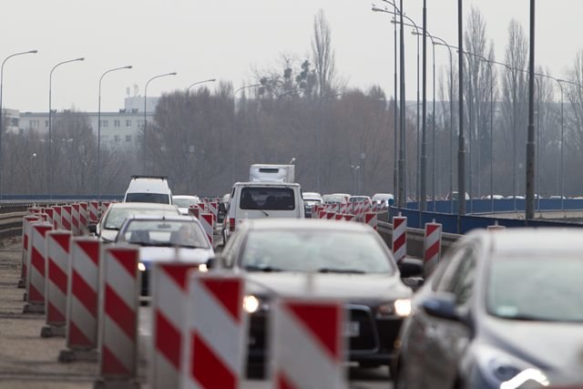 Kierowców na krajowej "12" czekają utrudnienia /Łukasz Ogrodowczyk /PAP