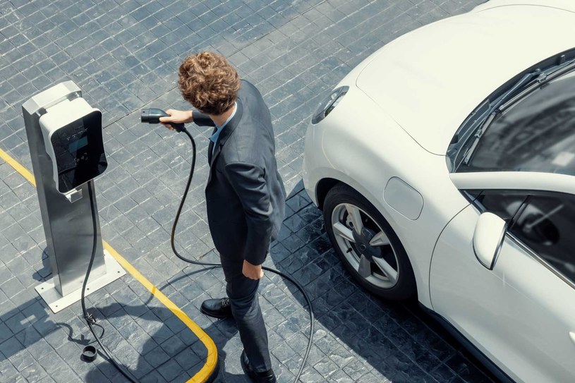 Kierowcy aut elektrycznych często martwią się o koszty ewentualnej naprawy swoich pojazdów /123RF/PICSEL