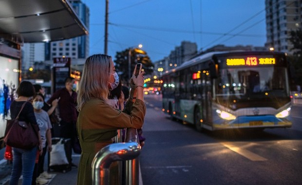 Kierowcy autobusów w Pekinie mają nosić bransoletki monitorujące ich stan emocjonalny