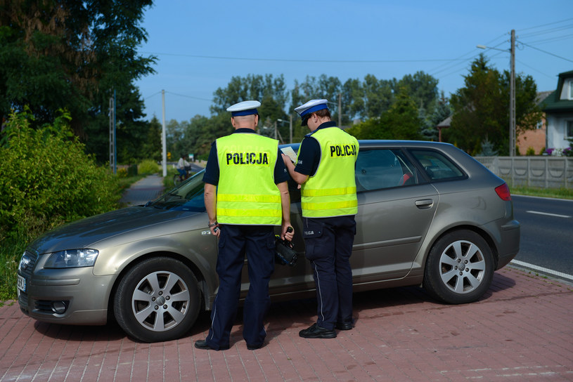Kierowcy bez pozwolenia policjanta nie będzie wolno wysiąść, a ręce ma trzymać na kierownicy / Adam Staśkiewicz  /East News