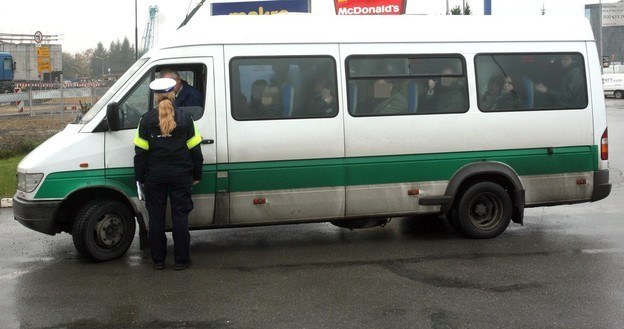 Kierowcy busów często zapominają o odpowiedzialności, jaka wiąże się z przewożeniem pasażerów. /INTERIA.PL