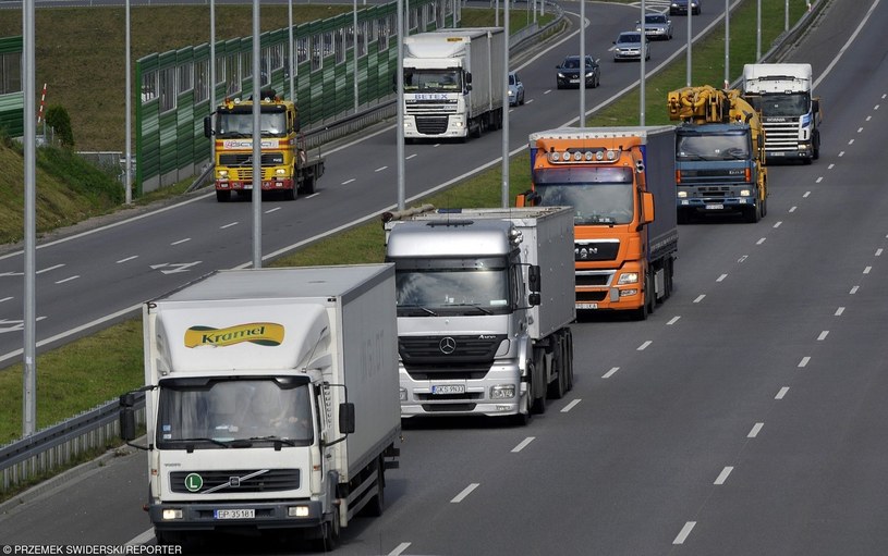 Kierowcy ciężarówek jeżdżą bezpiecznie /Przemek Świderski /Reporter