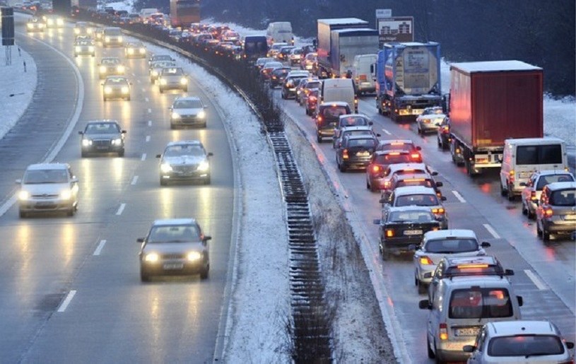 Kierowcy ciężarówek pilnie poszukiwani w Niemczech. Nz. ruch na A52 koło Essen /AFP
