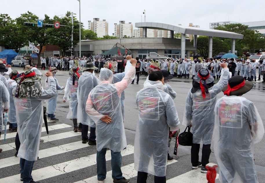 Kierowcy ciężarówek protestujący w Gwangju. /YONHAP   /PAP/EPA