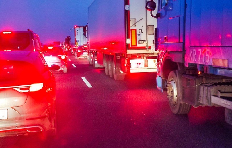 Kierowcy ciężarówek stracili uprawnienia przez korytarz życia /Piotr Kamionka/REPORTER /East News