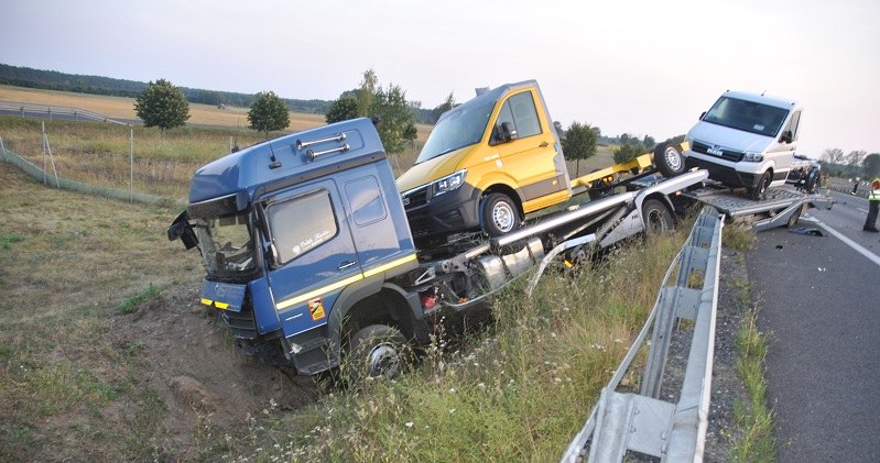 Kierowcy ciężarówki nic się nie stało, ale zginął pracownik ładujący zepsute auto na lawetę /Policja