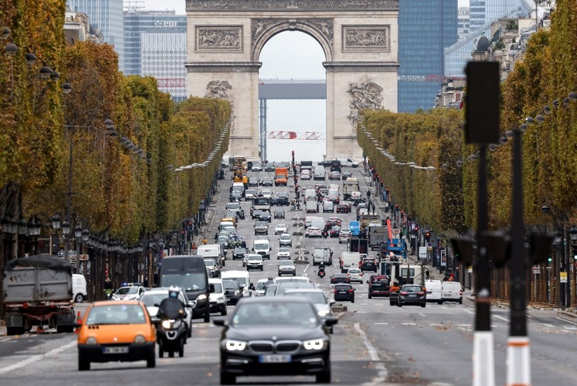 Kierowcy ciężkich aut w Paryżu zapłacą 18 euro za godzinę parkowania /AFP