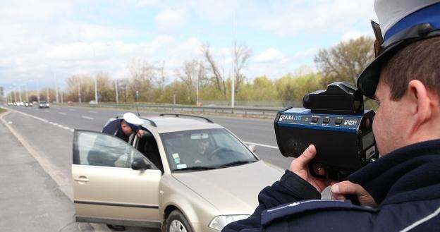 Kierowcy coraz lepiej radzą sobie z polującą drogówką i ITD / Fot: Tomasz Radzik /Agencja SE/East News