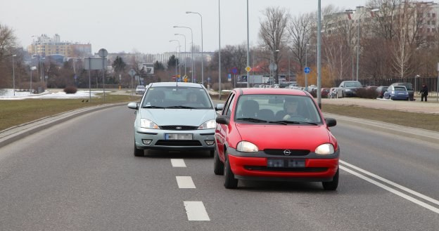 Kierowcy często ignorują ryzyko, z jakim wiąże się wyprzedzanie w niedozwolonych miejscach. Zyskują w ten sposób niewiele czasu, a kosztuje ich to mnóstwo nerwów. /Motor